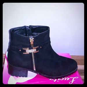 Black & Gold Low Heel Boots!